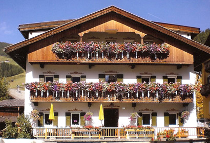 Kramerhof, Zimmer, Camere, Sexten, Sesto, Hochpustertal, Alta Pusteria, Dolomiten, Dolomiti, Dolomites, Suedtirol, Alto Adige, Drei Zinnen, Tre Cime,  Rotwand, Croda Rossa, Helm, Monte Elmo